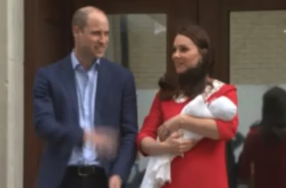 Kate s Williamem se třetím dítětem opouštějí porodnici