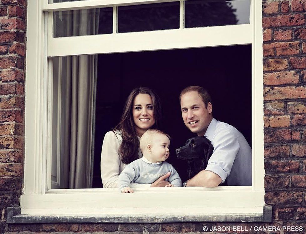 Hrdí rodiče Kate a William pózují na společné fotografii se svým osmiměsíčním synem