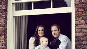 Hrdí rodiče Kate a William pózují na společné fotografii se svým osmiměsíčním synem