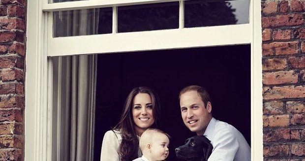 Hrdí rodiče Kate a William pózují na společné fotografii se svým osmiměsíčním synem