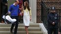  Vévodkyně Kate dnes ráno v Londýně porodila dceru a s chotěm ji o deset hodin později ukázala světu. 