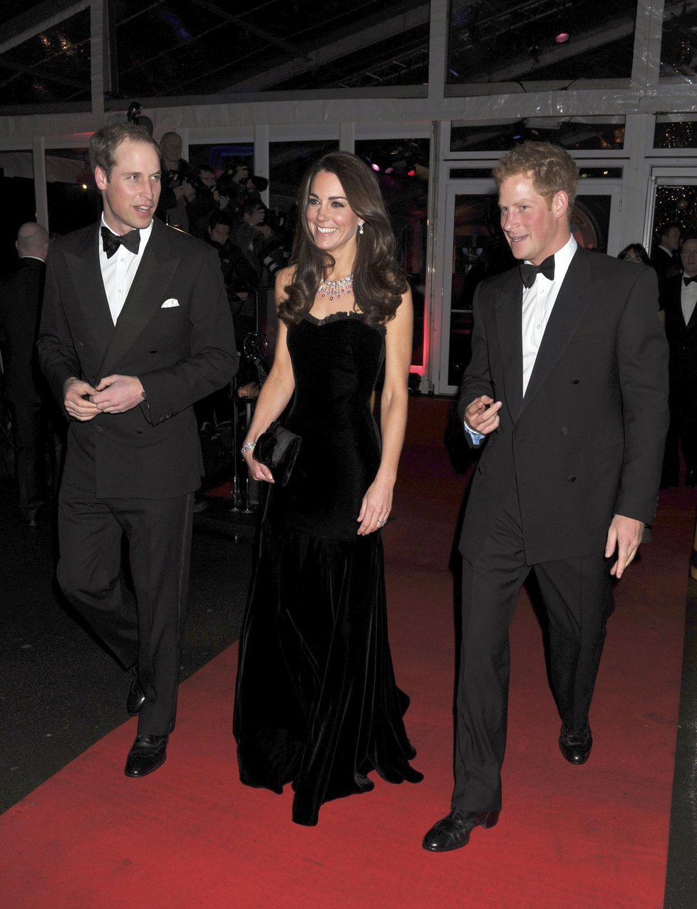 Princ William, vévodkyně Kate a  Williamův mladší bratr Harry