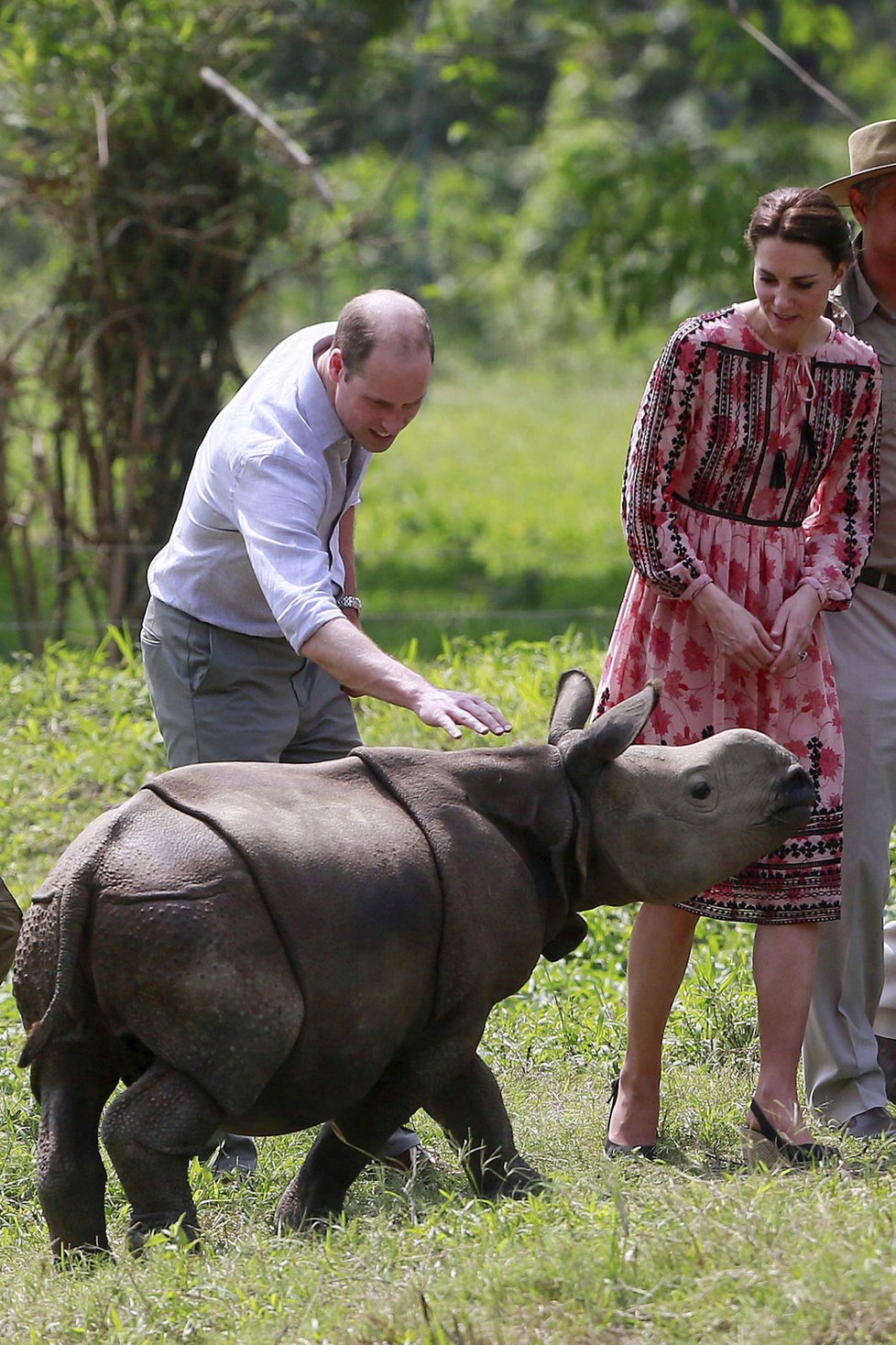 Vévodkyně Kate a princ William krmili mláďata nosorožců a slonů.