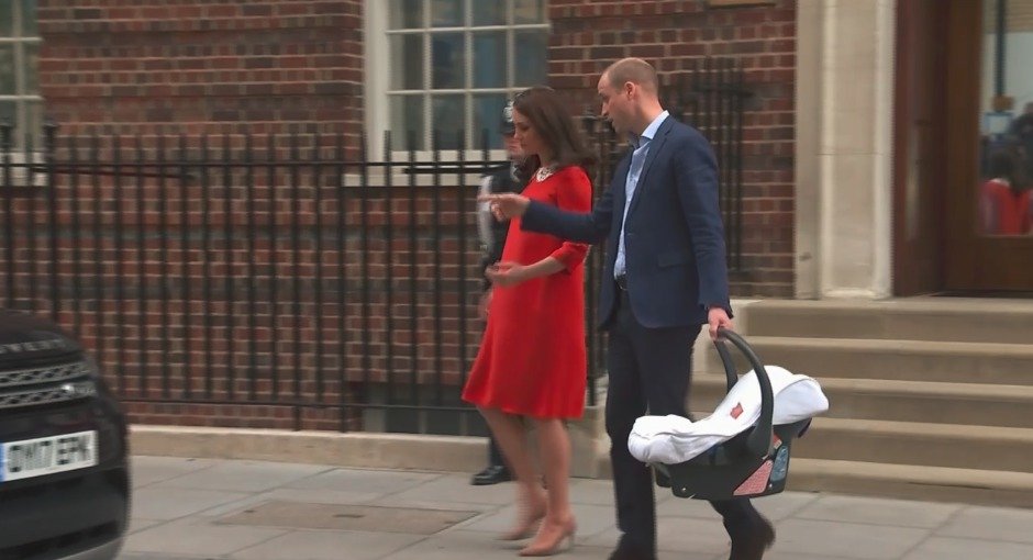 Kate s Williamem opouštějí porodnici.