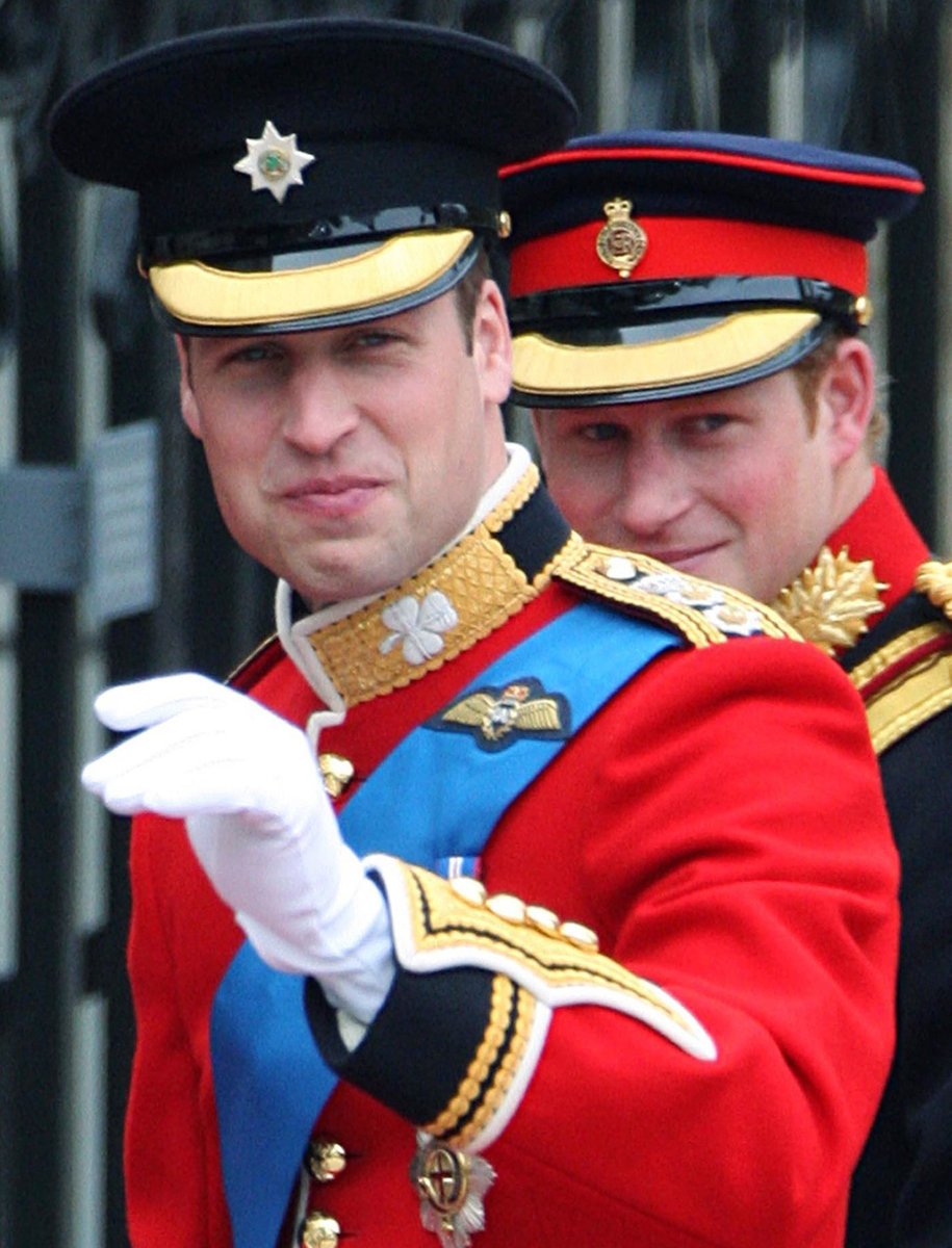 William měl jako ženich červenou uniformu