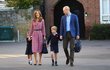 Princezna Charlotte šla se svými rodiči a bratrem Georgem do školy.