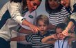 Prince George a princezna Charlotte s rodiči na závodu v plachtění.