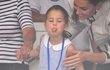 Malá Charlotte vyplazuje jazyk na novináře při závodu v plachtění.