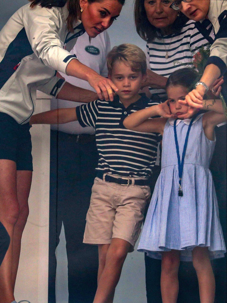 Prince George a princezna Charlotte s rodiči na závodu v plachtění.