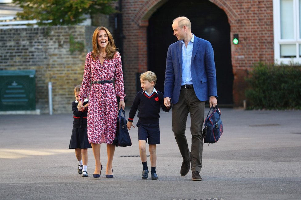 Princezna Charlotte šla se svými rodiči a bratrem Georgem do školy.