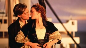 Titanic (1997): V dubnu 1912 vyrazila luxusní zaoceánská loď Titanic z Anglie na svou první, a bohužel i poslední plavbu. Stala se hlavní postavou největší námořní katastrofy v dějinách lidstva. V ledových vodách Atlantiku skončilo mnoho životů a osudů. Mezi nimi byla i jedna láska, která vlastně ani pořádně nezačala.
