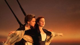 Titanic (1997): V dubnu 1912 vyrazila luxusní zaoceánská loď Titanic z Anglie na svou první, a bohužel i poslední plavbu. Stala se hlavní postavou největší námořní katastrofy v dějinách lidstva. V ledových vodách Atlantiku skončilo mnoho životů a osudů. Mezi nimi byla i jedna láska, která vlastně ani pořádně nezačala.