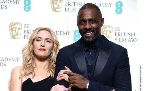 Kate Winslet a Idris Elba ve filmu uvíznou v horách. Nějak se zahřát musejí...