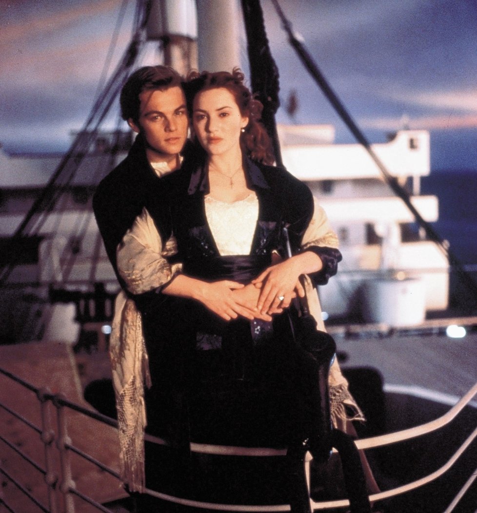 Kate Winslet a Leonardo DiCaprio v Titanicu.