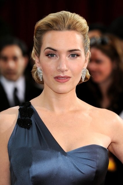 Kate Winslet sepla vlasy dozadu a hned vypadala glamour