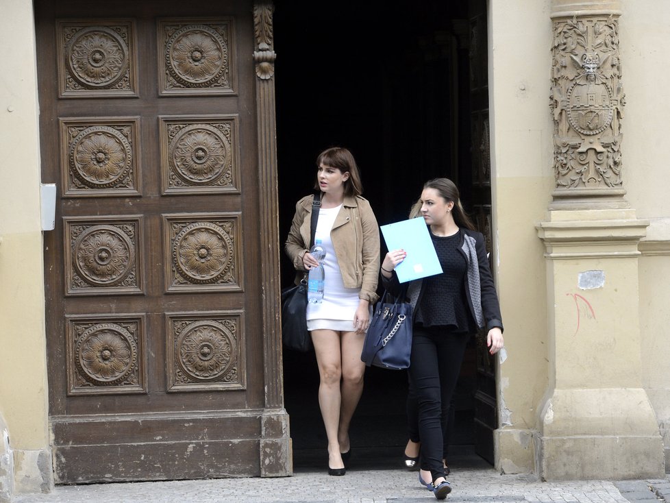 Kate si k maturitnímu testu z angličtiny oblékla bílé minišaty. To její kamarádky byly zdrženlivější