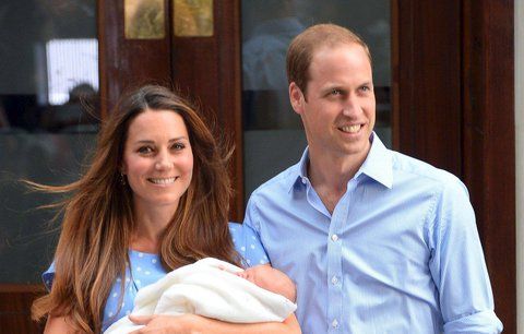 Nově narozený syn Kate a Williama má nárok na trůn. Je ale pátý v pořadí