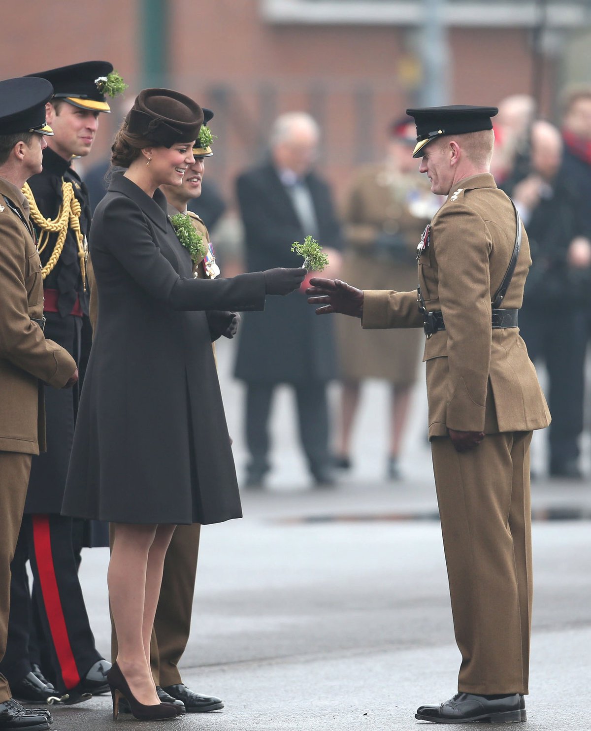 Kate a William na loňském rozdávání čtyřlístků.