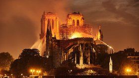 Hořící katedrála Notre-Dame.