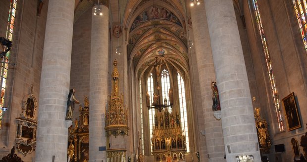 Celkový pohled na vnitřek katedrály. Po rekonstrukci je mnohem světlejší.