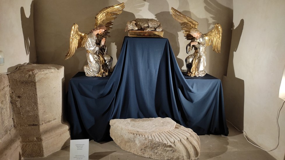 Andělé adorující Beránka vznikli v dílně bratří Kotrbů někdy po roce 1935 pro kostel v brněnských Židenicích.