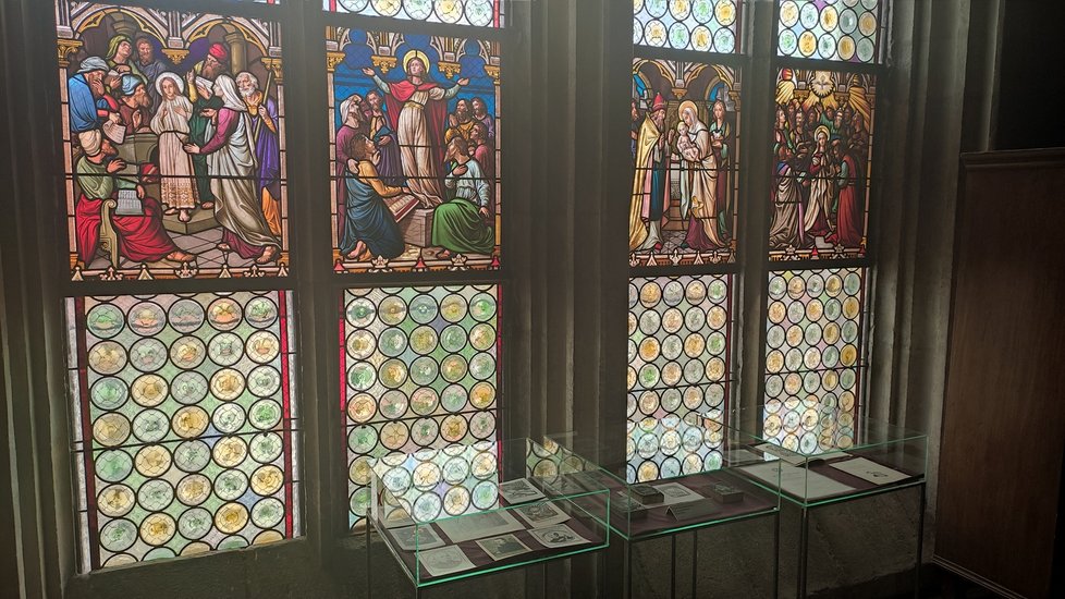 V Propité věži je výstava věnovaná 110. výročí narození Michaela Floriana, návštěvníci mohou přitom zhlédnout i unikátní malby na skle.