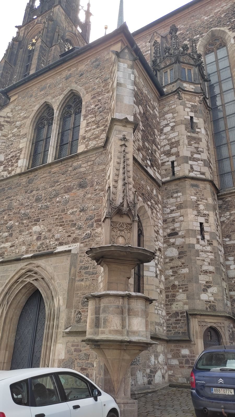 Propitá věž vznikla v 16. století a je postavena v gotickém stylu.