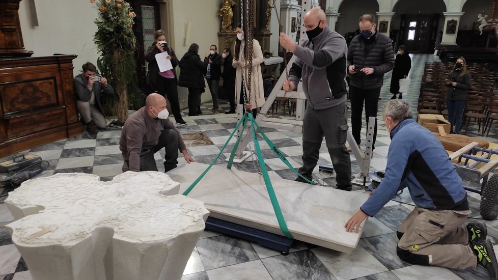 Dělníci rozložili obětní oltář v katedrále sv. Petra a Pavla v Brně na Petrově