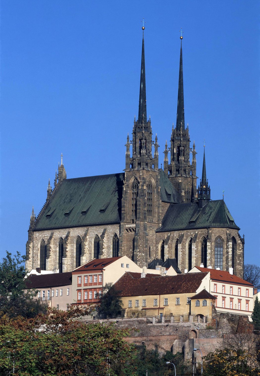 Z vyhlídkových balkonů věží katedrály sv. Petra a Pavla v Brně jsou vidět hlavně dominanty města