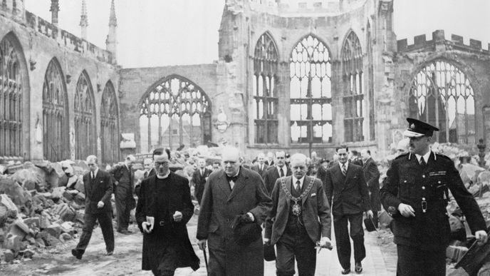 Katedrála v Coventry po náletech v roce 1940. Uprostřed fotografie je tehdejší premiér Spojeného království Winston Churchill.