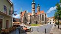 Katedrála sv. Petra a sv. Pavla v Naumburgu byla přidána na seznam UNESCO teprve v roce 2018. Přitom představuje něco naprosto nevídaného. Katedrála má celkem čtyři věže a dvě kněžiště. Postavena byla v románském slohu a později přestavěna v neogotice. V Naumburgu také poprvé zasedl na biskupský stolec luterán.