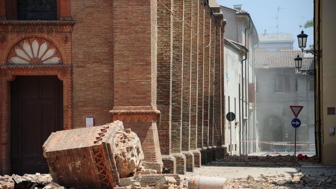 Katedrála ve městě Mirandola po zemětřesení