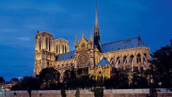 S opravou katedrály Notre-Dame pomůžou také automobilové firmy. Které?