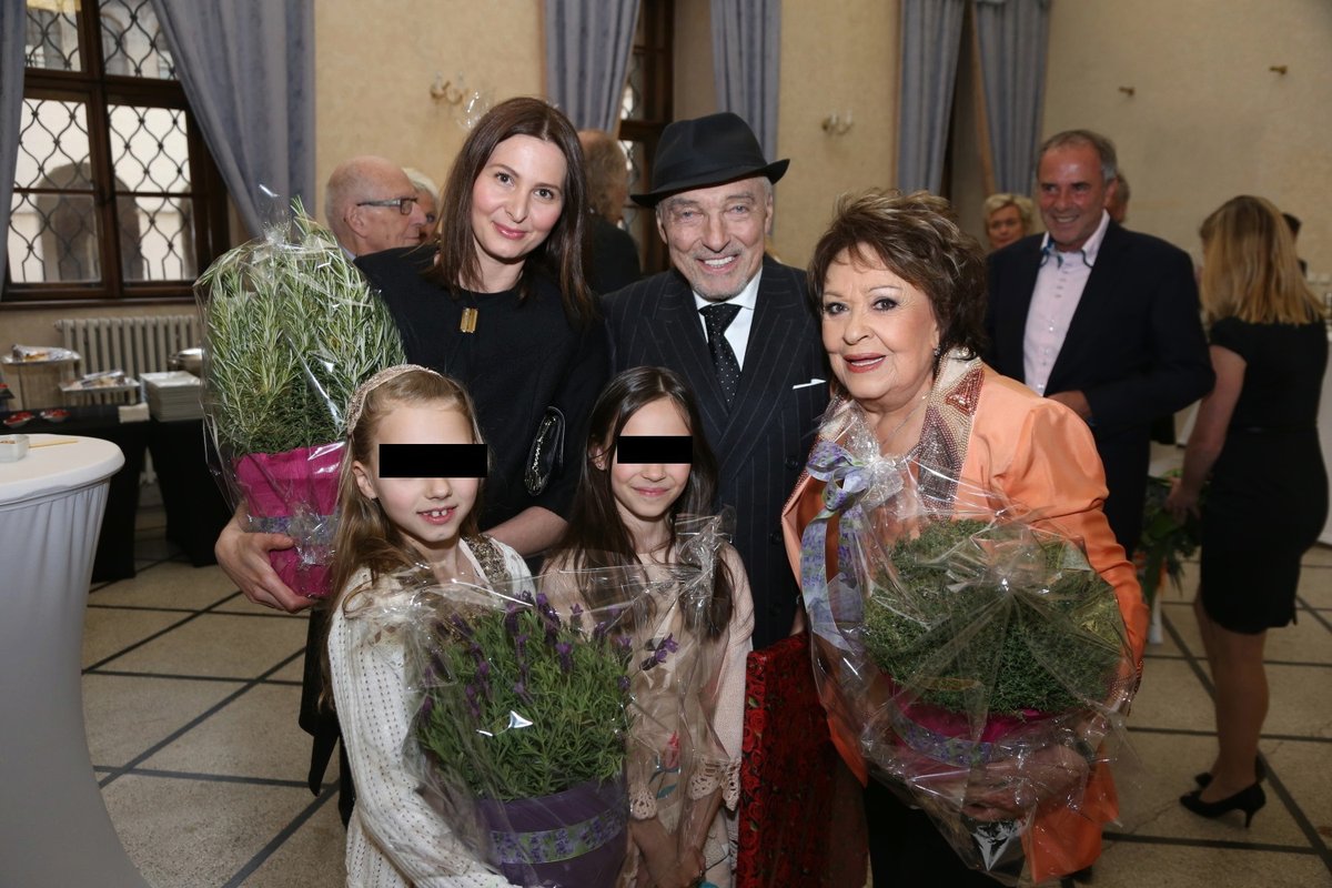 Gott na oslavu Jiřiny Bohdalové dorazil v doprovodu manželky a dcer.