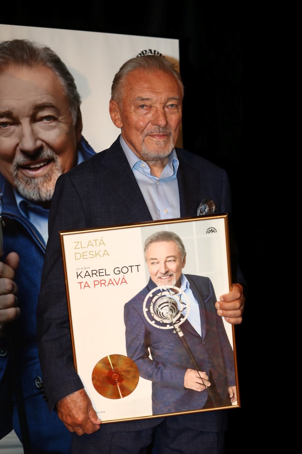 Karel Gott na křtu své desky s názvem Ta pravá.