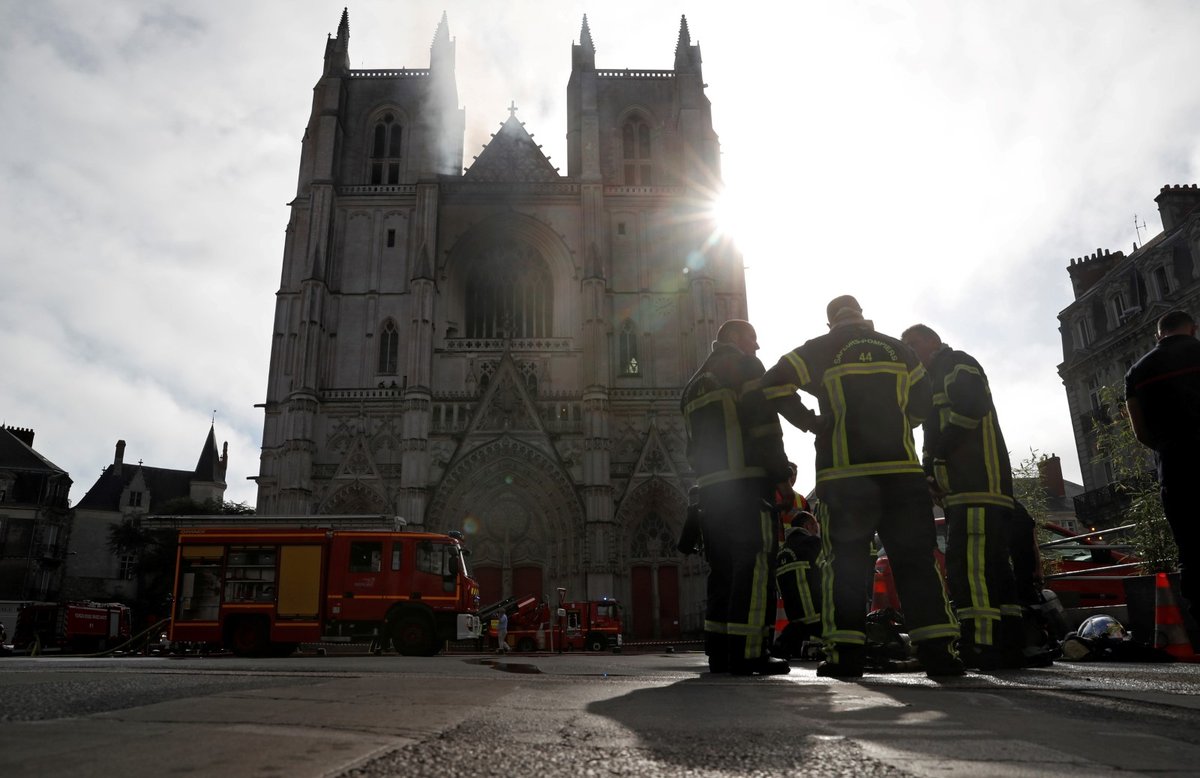 V západofrancouzském Nantes hoří gotická katedrála z přelomu 15. a 16. století