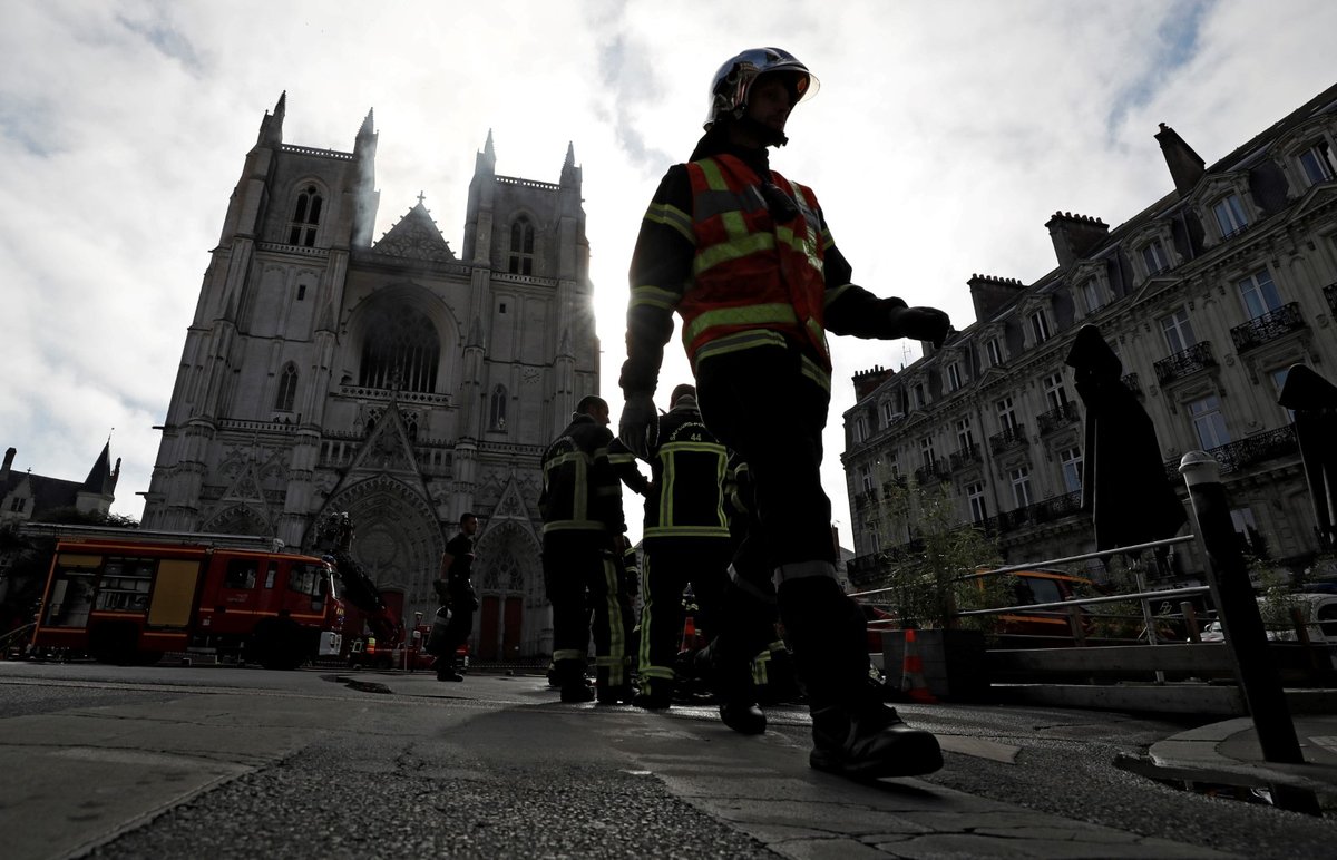 V západofrancouzském Nantes hoří gotická katedrála z přelomu 15. a 16. století