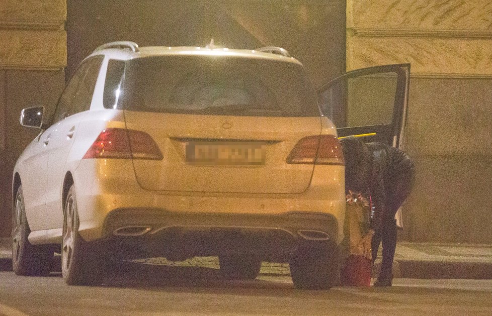 Kateřina Brožová po posezení s kolegy sotva dovlekla množství darů a květin ke svému mercedesu.