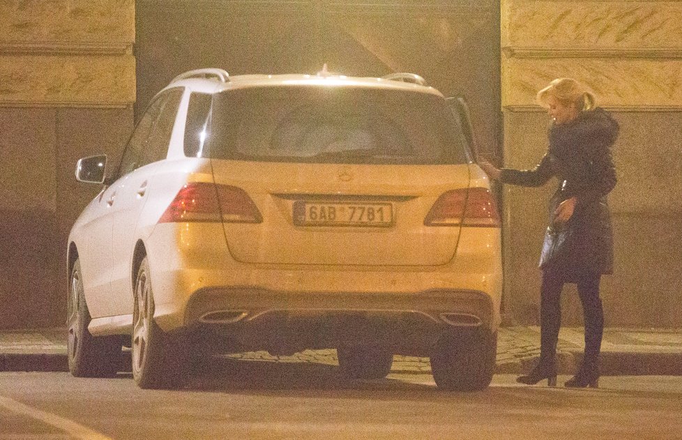 Kateřina Brožová po posezení s kolegy sotva dovlekla množství darů a květin ke svému mercedesu.