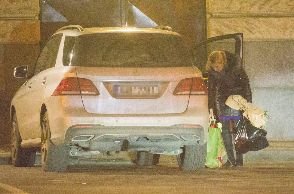 Kateřina Brožová po posezení s kolegy sotva dovlekla množství darů a květin ke svému mercedesu.