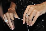Manikúra na rukou Kateřiny není excelentní, ovšem prsteny s démanty jsou oslňující.