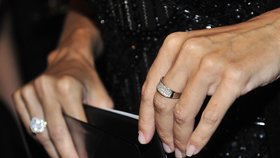 Manikúra na rukou Kateřiny není excelentní, ovšem prsteny s démanty jsou oslňující.
