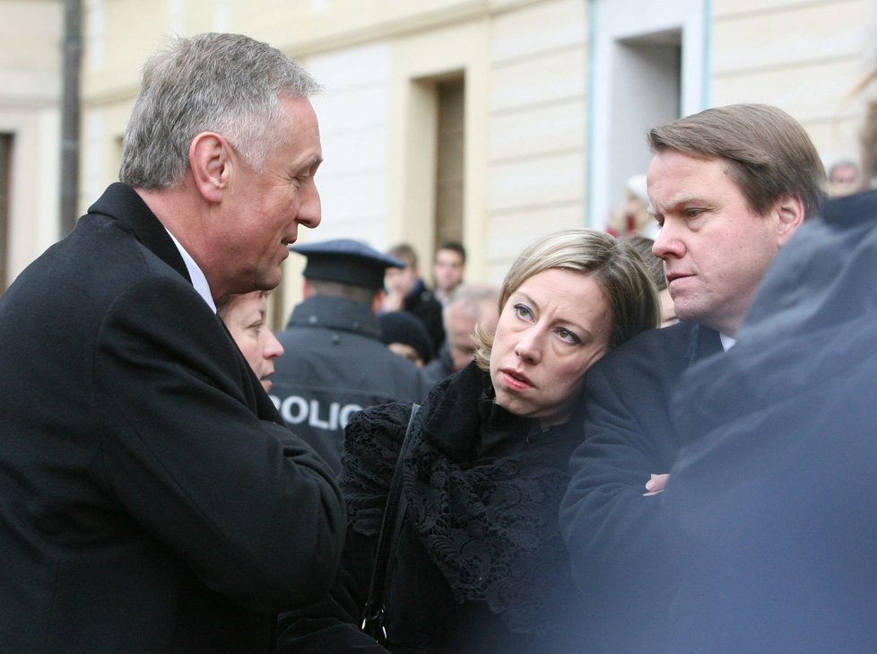 Kateřina Bursíková Jacques s manželem Martinem a expremiérem Mirkem Topolánkem na pohřbu prezidenta Václava Havla.