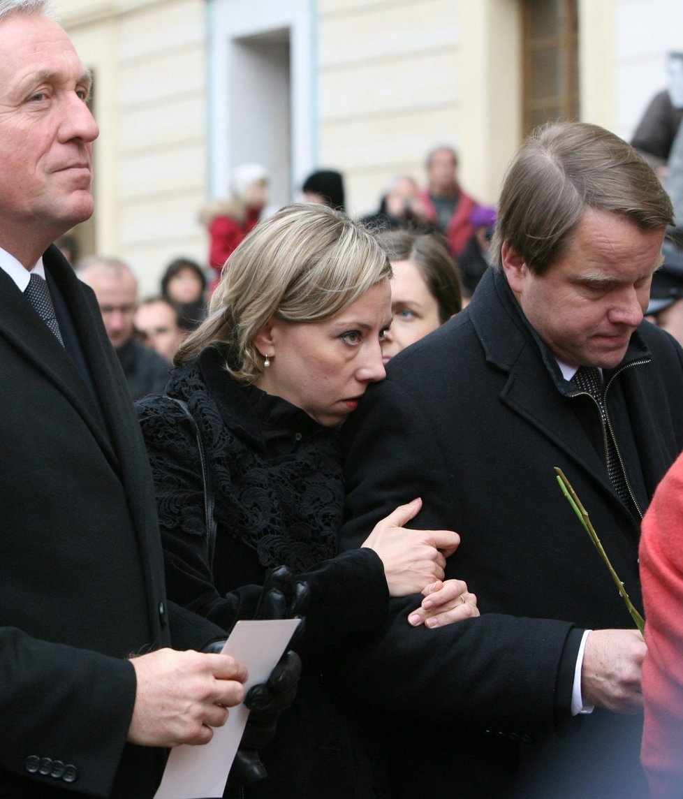 Kateřina Bursíková Jacques s manželem Martinem a expremiérem Mirkem Topolánkem na pohřbu prezidenta Václava Havla.