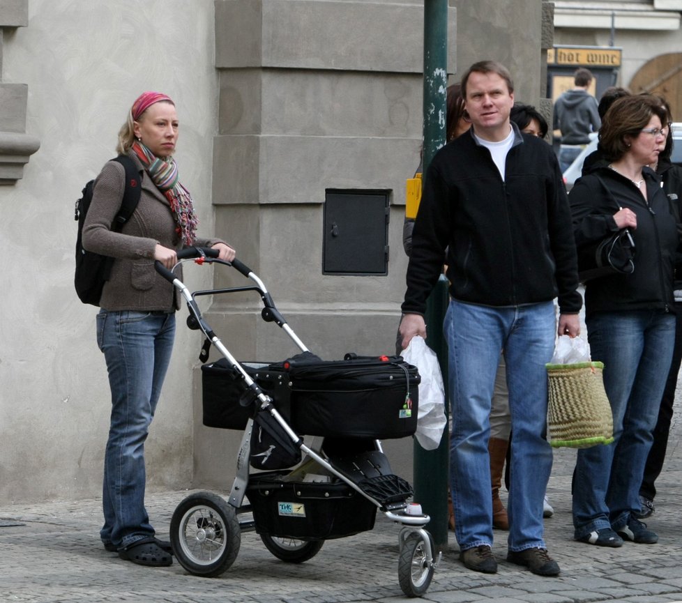Kateřina Bursíková Jacques s manželem Martinem a dcerkou v roce 2010.