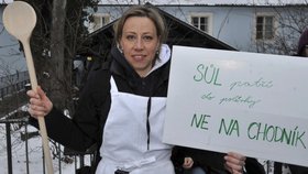 Kdysi "zelená" Kateřina Bursíková Jacques při protestu s vařečkou. Politiku však vyměnila za kuchyni.