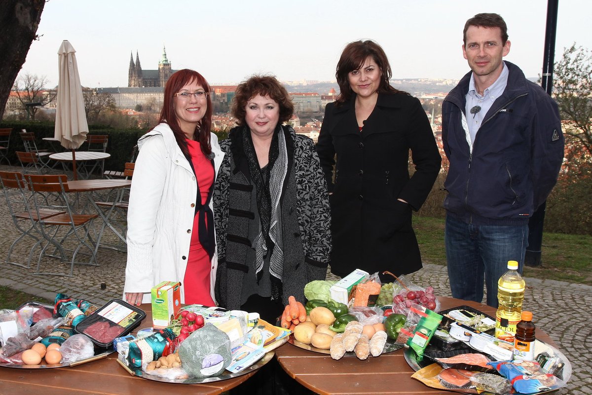 Speciální díl natáčeli (zleva) Kateřina Cajthamlová, herečka Naďa Konvalinková, Ilona Csáková a Petr Havlíček.