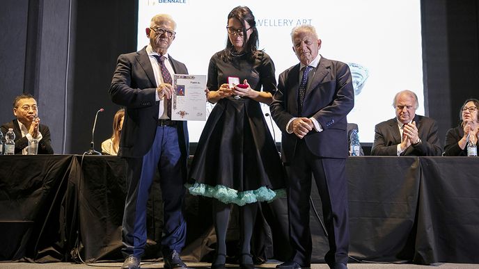 Kateřina Chamarel získala v kategorii Umělecký šperk cenu Lorenzo il Magnifico na Mezinárodním bienále soudobého umění a designu ve Florencii