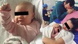 Kateřina s miminkem poletí z Číny domů. Raduje se z víza pro novorozenou Malvínku
