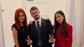 Katerina Demetrashvili, Samuel Volpe a Kateřina Stojanová, trojice poslanců Pirátů